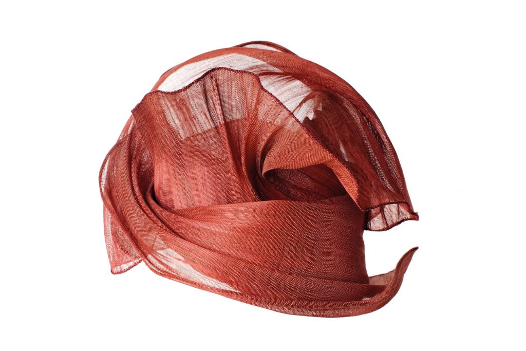Sombrero sinamay y seda con alambre bordado