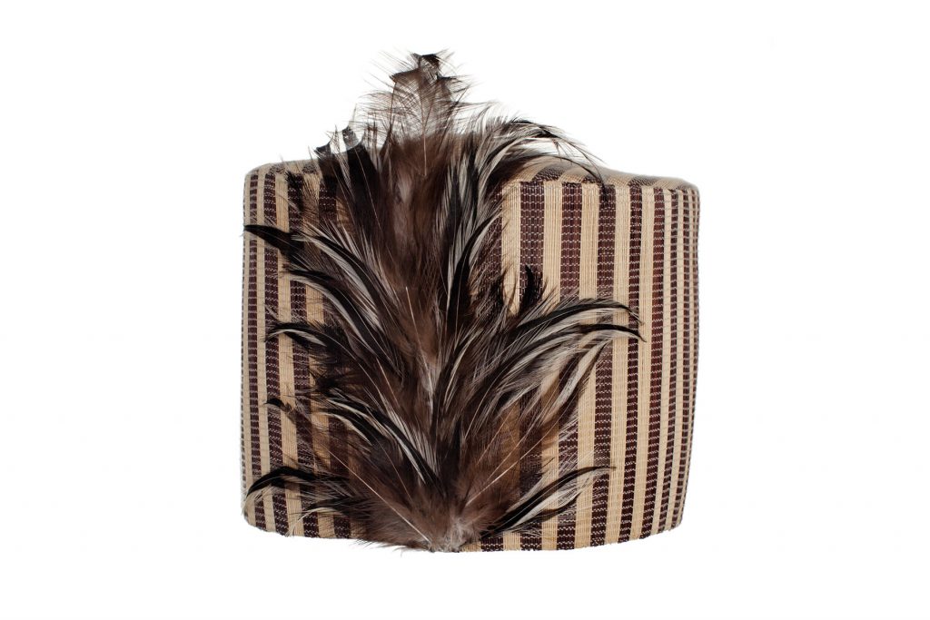 Casquete de paja rallada y plumas