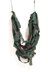 Collar de cintas de tela y cola de ratón