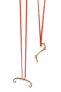 Collares de cinta de seda con adornos de latón