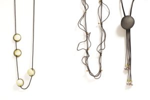 Collares de cola de ratón, cordón bolitas y cordón de cuero con adornos de lycra y algodón