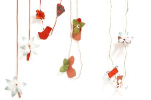 Collares de cola de ratón de seda y adornos con flores de fieltro