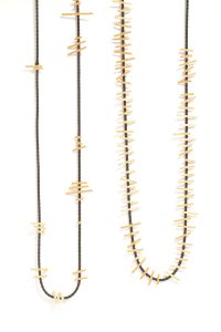 Collares de cordón negro plomeado con trocitos de madera