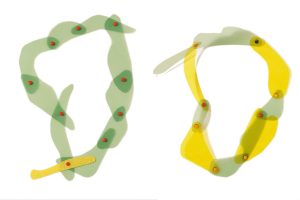 Collares de polímero transparente con remaches de colores