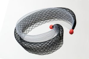 Cuello crin de rombos, alambre bordado y bolas porcelana