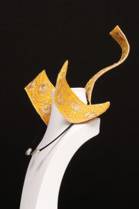 Cuello de terciopelo con cristales y alambre bordado