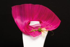 Cuello sinamay, seda, alambre bordado y hojas