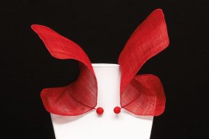 Cuello sinamay, seda, alambre forrado y bordado 1