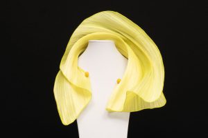 Cuello sinamay, seda, alambre forrado y bordado 2