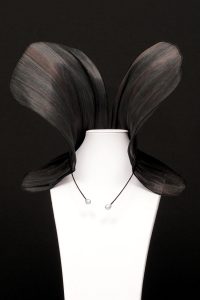 Cuello sinamay, seda y bordado