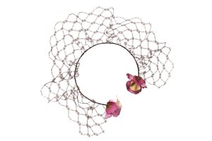 Cuello tul, alambre bordado y hojas