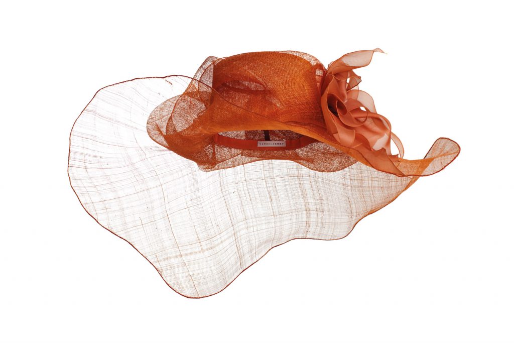Sombrero de sinamay y organza con alambre bordado