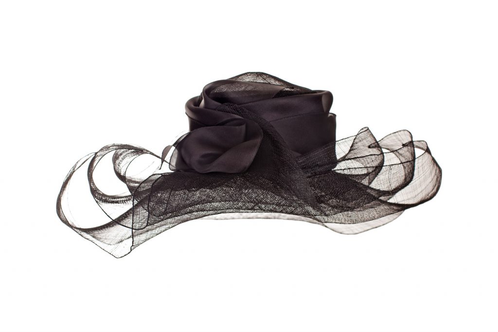 Sombrero de sinamay con adorno de organza. Serie Pagoda