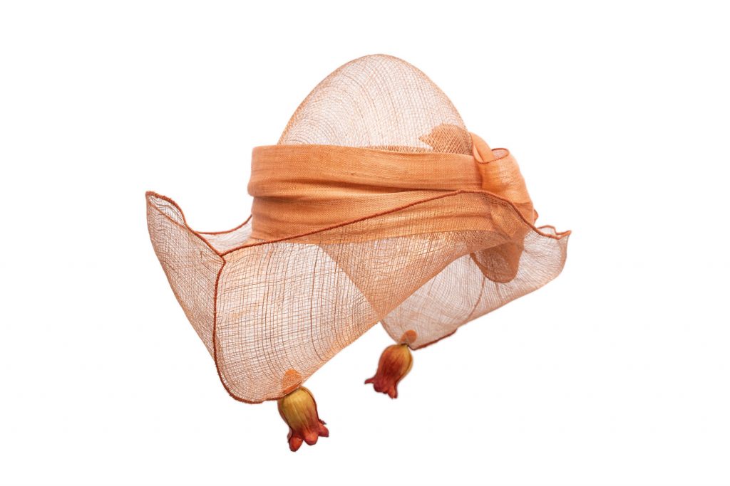 Sombrero de sinamay y banda de sinamay de seda con flores