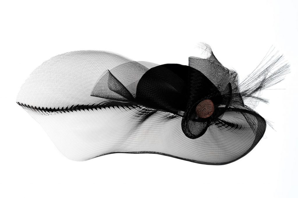 Sombrero con casquete de terciopelo y ala de crin con broche antiguo