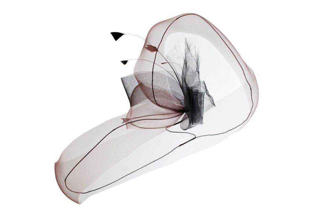 Sombrero de crin con plumas y alambre forrado