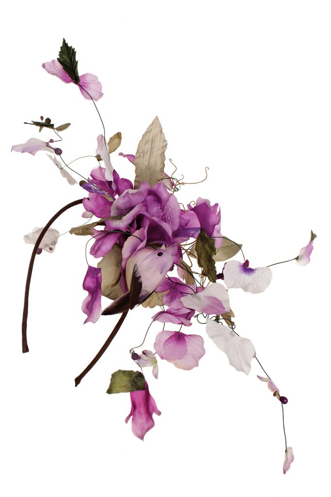 Tocado pétalos de flores y hojas