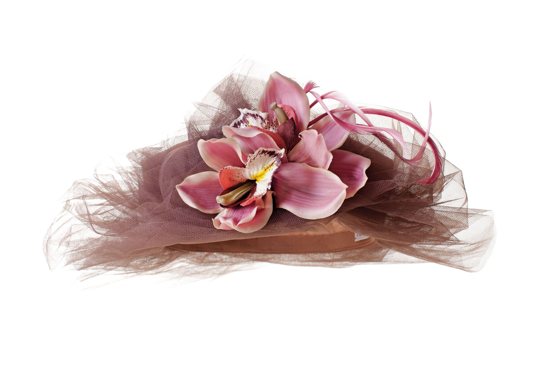 Sombrero de capas de tul con orquídeas