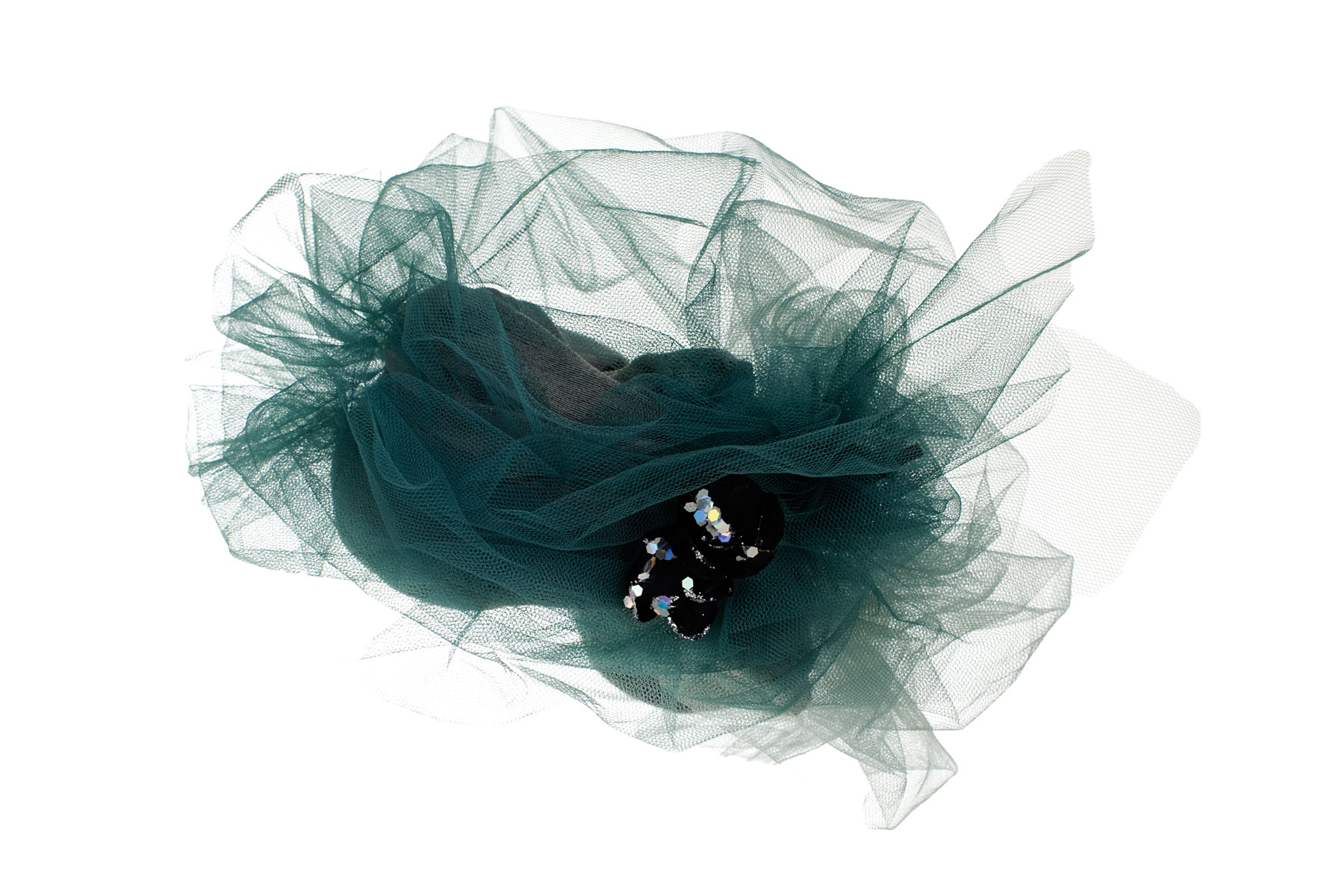Turbante de licra y tul con flor y cristales