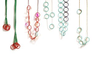Collares de cintas de seda con aros de colores