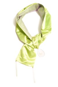 Collar de seda natural y organza con adornos de cristal