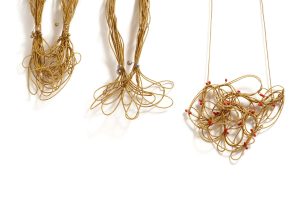 Collares de cordón dorado, pistilos de flor y cintas de raso