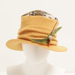 Sombrero de lana con adorno floral