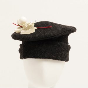 Sombrero de lana con adorno floral